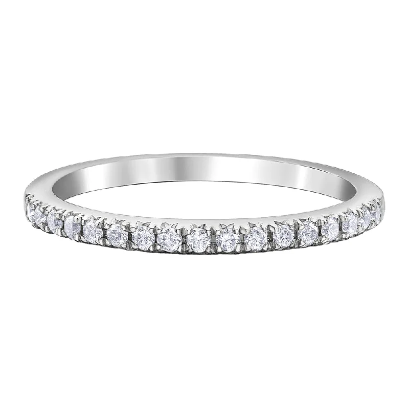 Cluster - Style Women's Diamond Rings with Multiple Small Diamonds Arranged in a Stunning PatternClassic Canadian Diamond Band