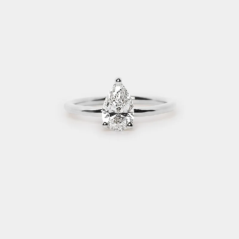 Art Deco Engagement Rings with Geometric Patterns and Baguette - Cut Diamond AccentsRitual solitaire plain band ring - Pear natural white diamond